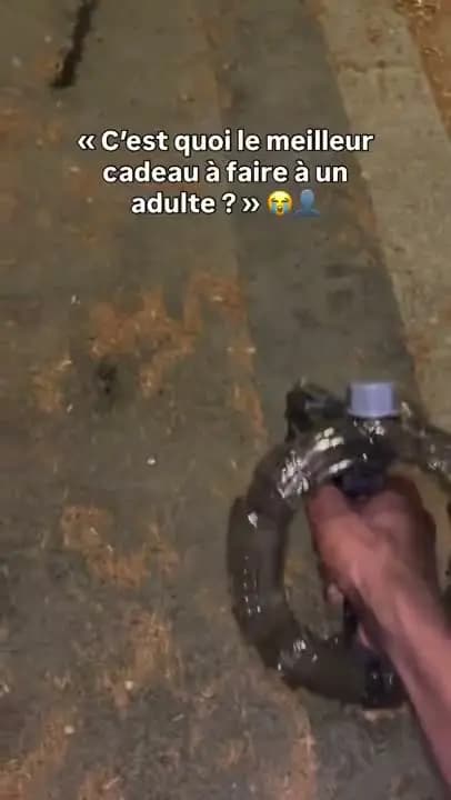 Reel Instagram WaterImpact : le pistolet à eau électrique Combat Spatial et son chargeur anneau en pleine bataille d'eau nocturne.