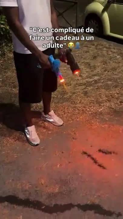 Reel Instagram WaterImpact : démonstration du tir lumineux LED du pistolet à eau électrique Combat Spatial à la tombée de la nuit.