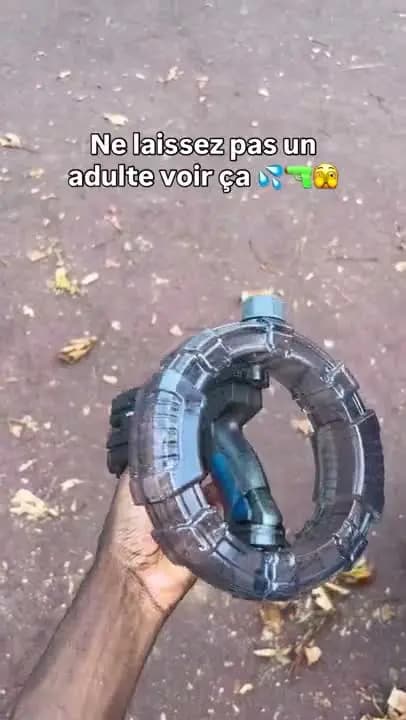 Reel Instagram WaterImpact : gros plan sur le réservoir anneau grande capacité du pistolet à eau électrique Combat Spatial.